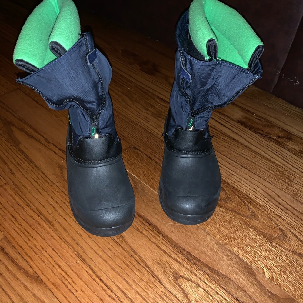 Boy’s Navy size 5 snow boot